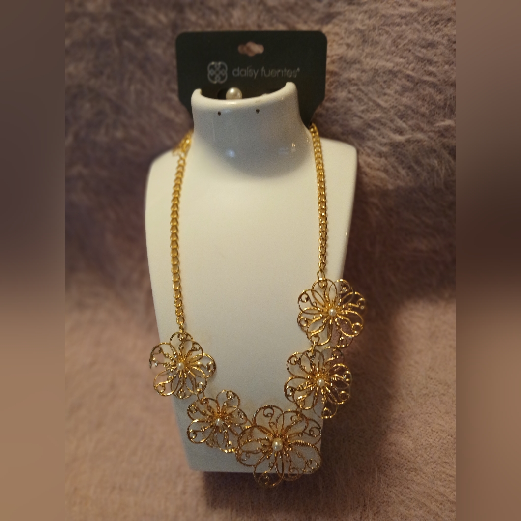 Daisy Fuentes Gold Floral Necklace 18$